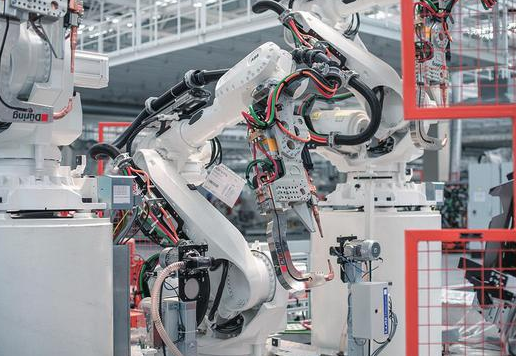 2024新能源汽车市场迎来两极分化节点