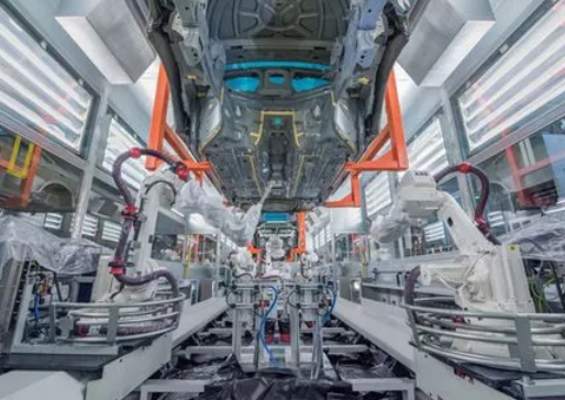 中国新能源汽车市场持续增长，碳酸锂价格波动影响产业链